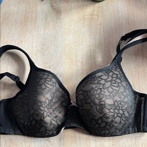 Lightly lines balconette